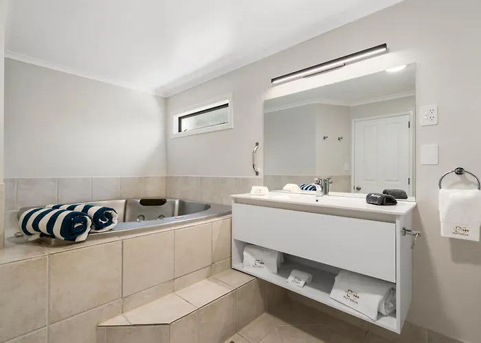 280 & 284 - Refurbished Modern Motel 5*