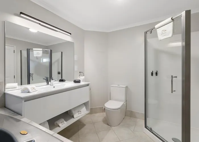 280 & 284 - Refurbished Modern Motel 5*