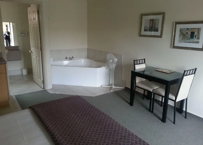 280 & 284 - Refurbished Modern Motel 5*