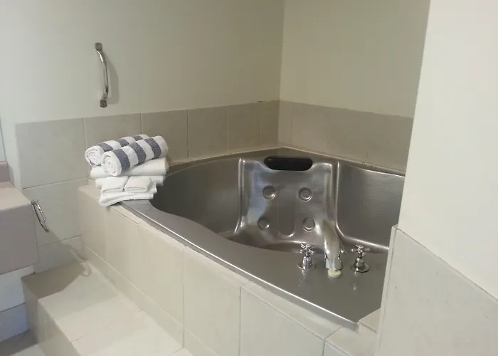 280 & 284 - Refurbished Modern Motel 5*